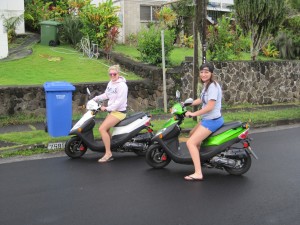 girls-on-mopeds-in-hawaii